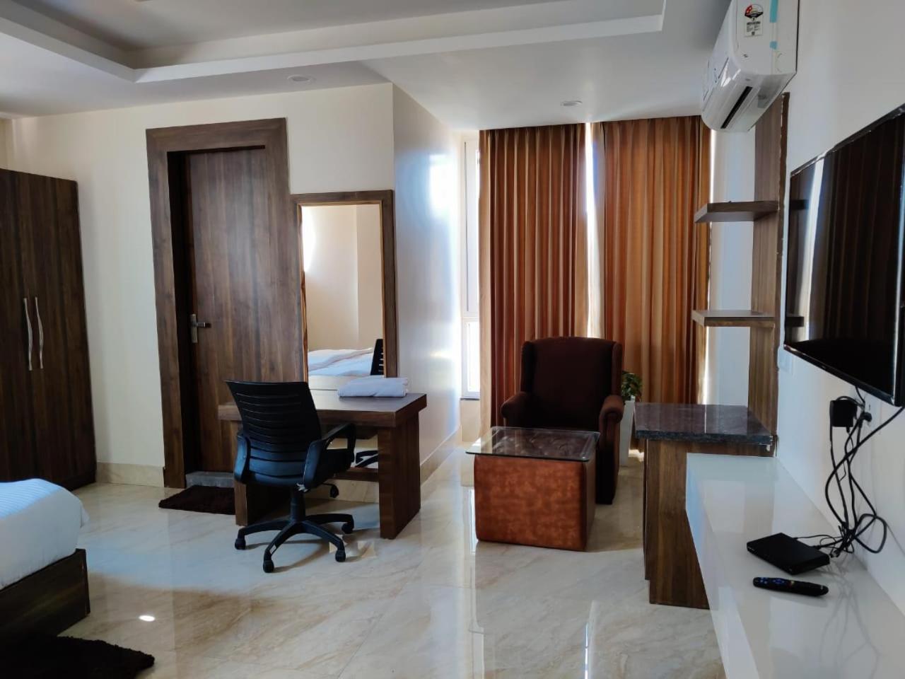 Hotel Maira Dehradun Exterior foto